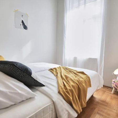 Unwind In Style W Sauna Dsgn 2Br Home Budapest Kültér fotó