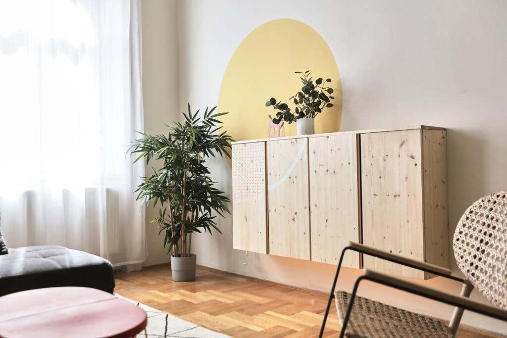 Unwind In Style W Sauna Dsgn 2Br Home Budapest Kültér fotó