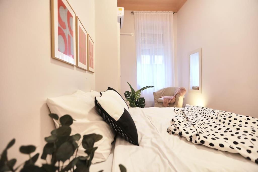 Unwind In Style W Sauna Dsgn 2Br Home Budapest Kültér fotó