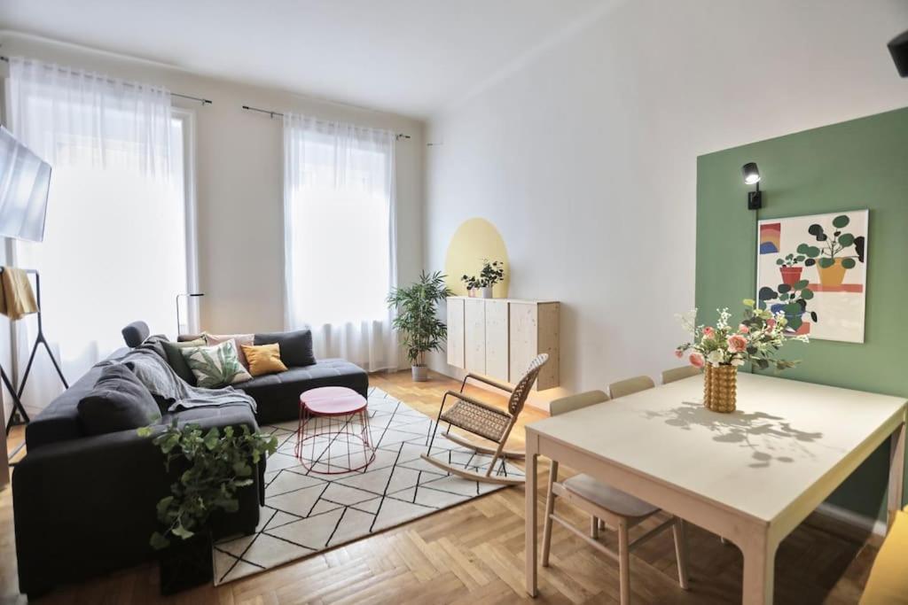 Unwind In Style W Sauna Dsgn 2Br Home Budapest Kültér fotó