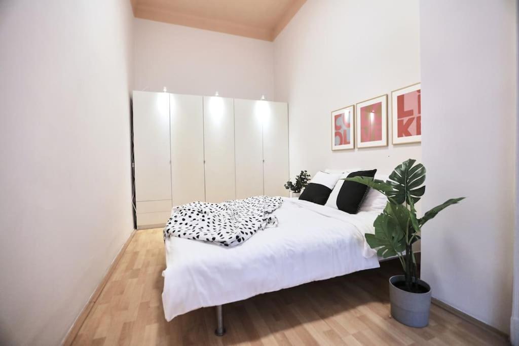 Unwind In Style W Sauna Dsgn 2Br Home Budapest Kültér fotó