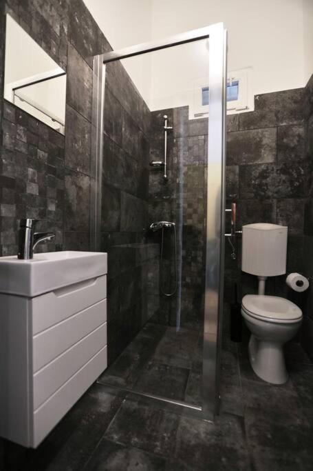 Unwind In Style W Sauna Dsgn 2Br Home Budapest Kültér fotó