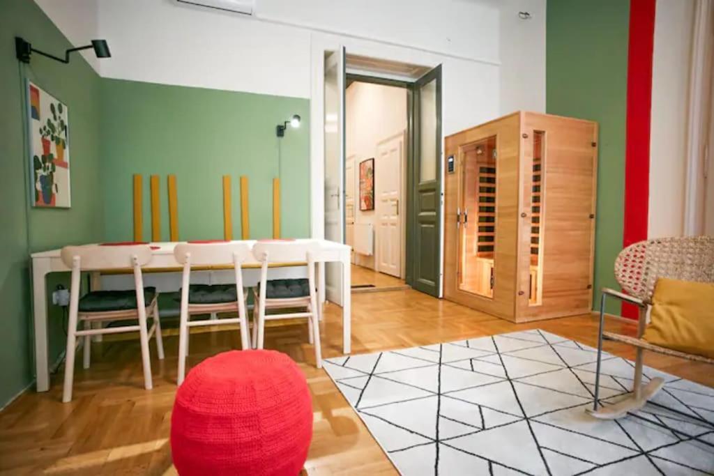 Unwind In Style W Sauna Dsgn 2Br Home Budapest Kültér fotó