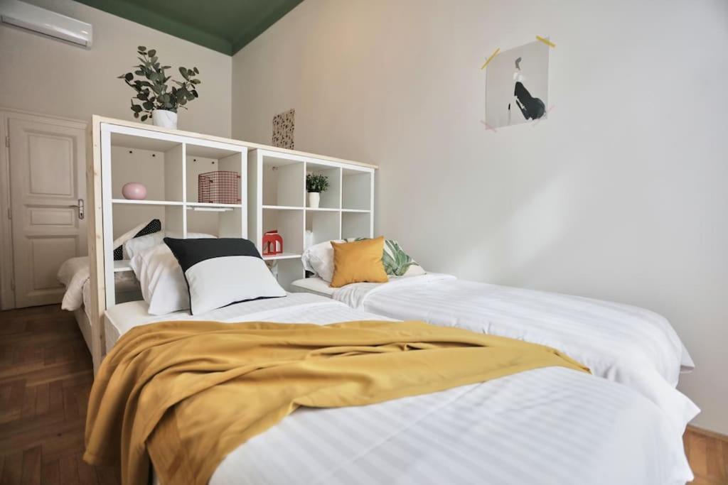 Unwind In Style W Sauna Dsgn 2Br Home Budapest Kültér fotó