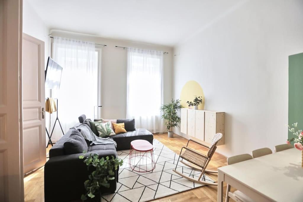 Unwind In Style W Sauna Dsgn 2Br Home Budapest Kültér fotó