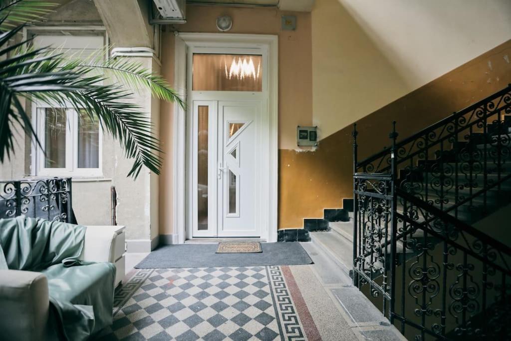 Unwind In Style W Sauna Dsgn 2Br Home Budapest Kültér fotó