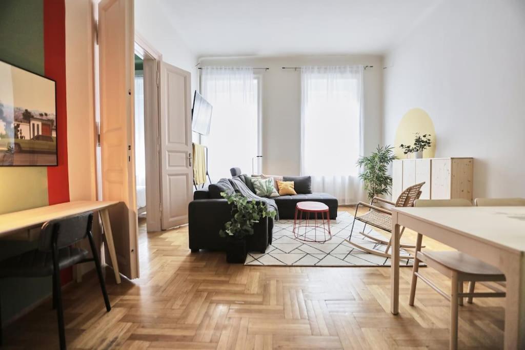 Unwind In Style W Sauna Dsgn 2Br Home Budapest Kültér fotó