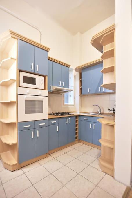 Unwind In Style W Sauna Dsgn 2Br Home Budapest Kültér fotó