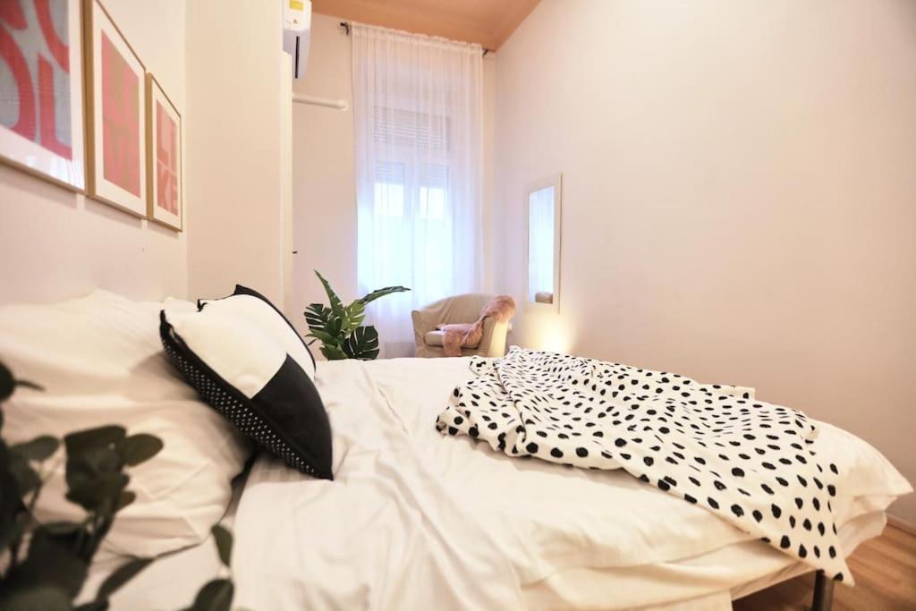 Unwind In Style W Sauna Dsgn 2Br Home Budapest Kültér fotó
