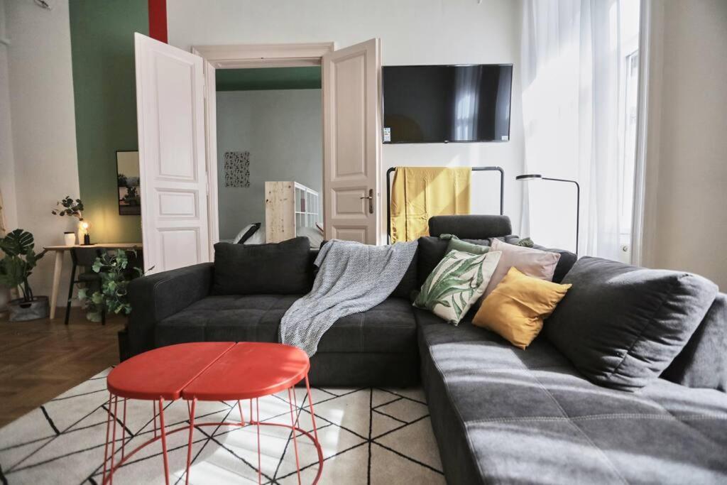 Unwind In Style W Sauna Dsgn 2Br Home Budapest Kültér fotó