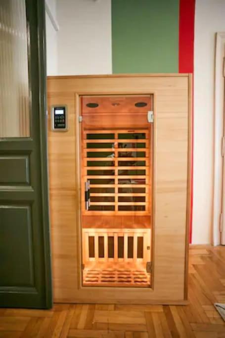 Unwind In Style W Sauna Dsgn 2Br Home Budapest Kültér fotó
