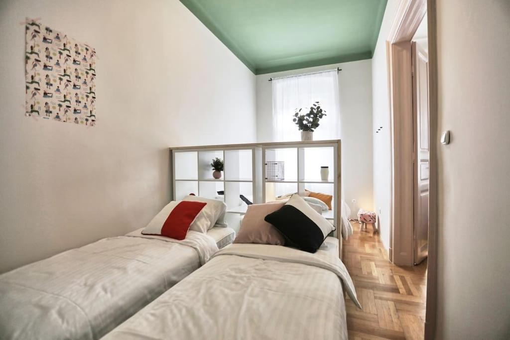 Unwind In Style W Sauna Dsgn 2Br Home Budapest Kültér fotó