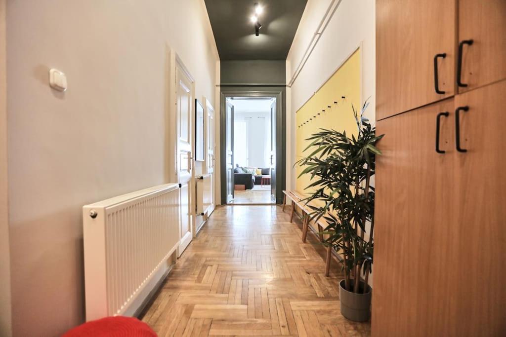 Unwind In Style W Sauna Dsgn 2Br Home Budapest Kültér fotó