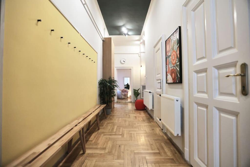 Unwind In Style W Sauna Dsgn 2Br Home Budapest Kültér fotó