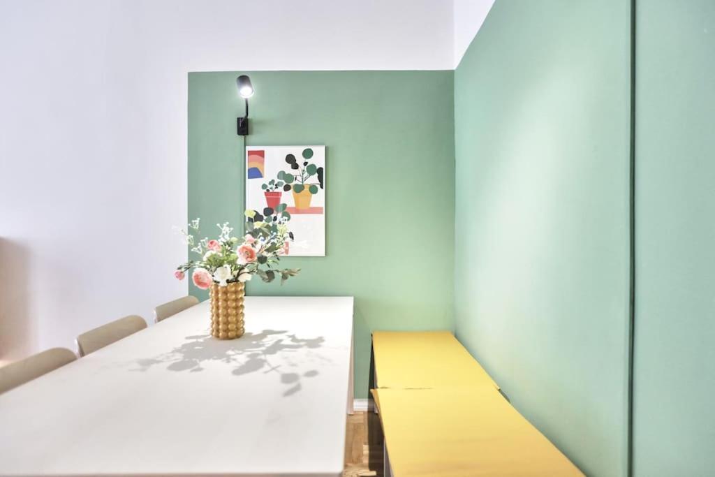 Unwind In Style W Sauna Dsgn 2Br Home Budapest Kültér fotó